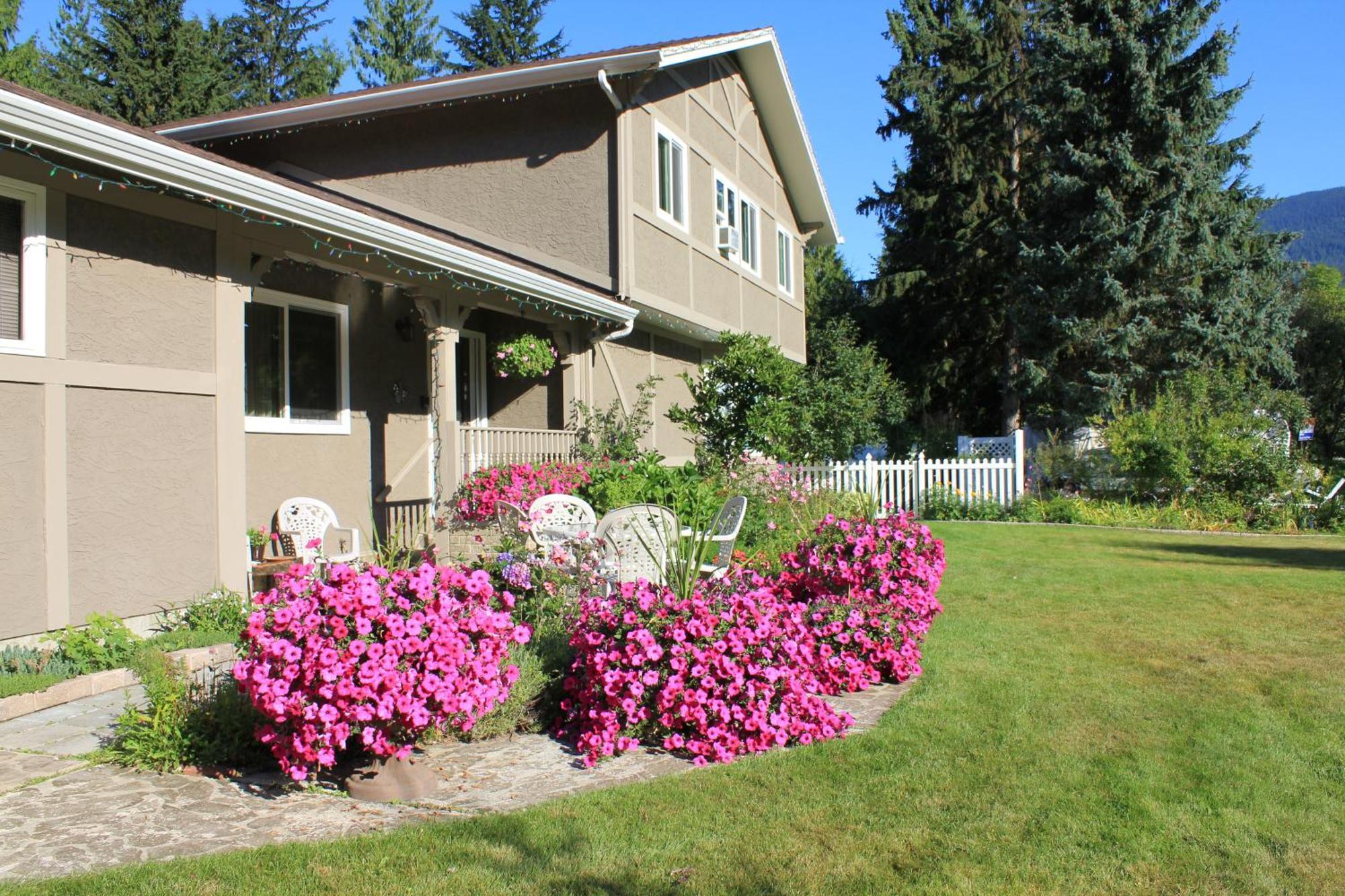 Alpenrose Revelstoke Bed & Breakfast Exterior foto